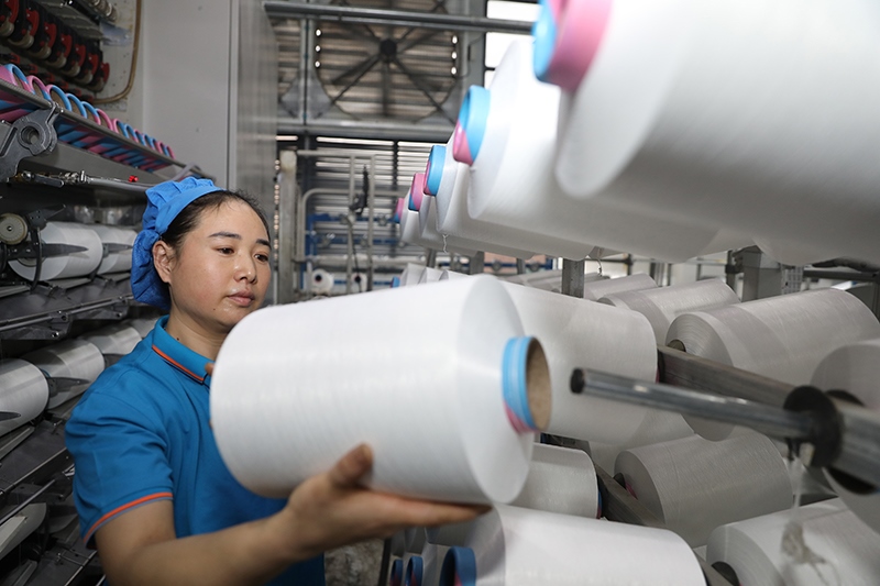 1月2日，江蘇省淮安市洪澤區(qū)一紡織企業(yè)生產(chǎn)車間開工生產(chǎn)，趕制訂單。