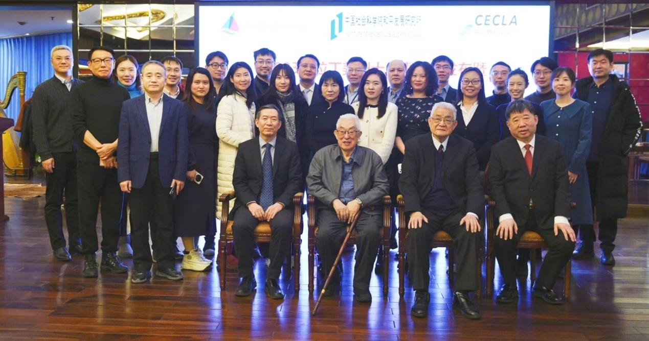 與會專家學者舉行合影。主辦方供圖