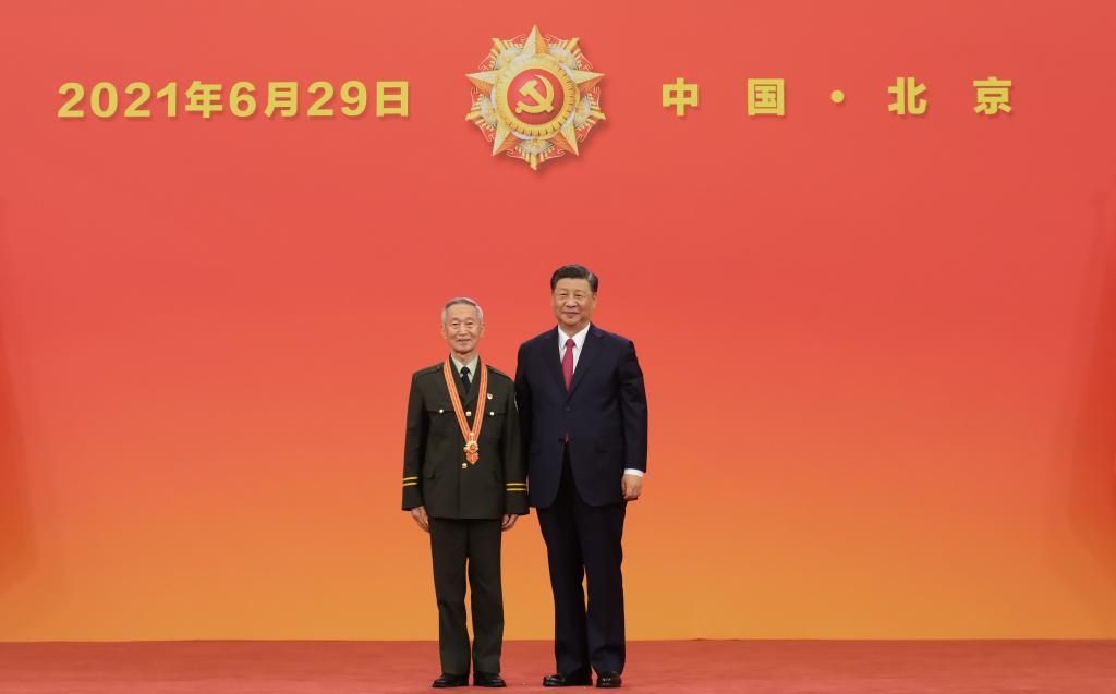 2021年6月29日，習(xí)近平總書(shū)記向“七一勛章”獲得者崔道植頒授勛章。新華社記者 李學(xué)仁 攝