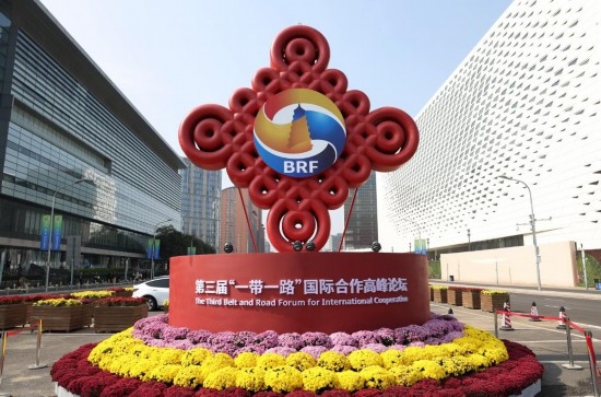 這是2023年10月17日在北京國家會(huì)議中心附近拍攝的“一帶一路”國際合作高峰論壇景觀布置。新華社記者 陳斌 攝