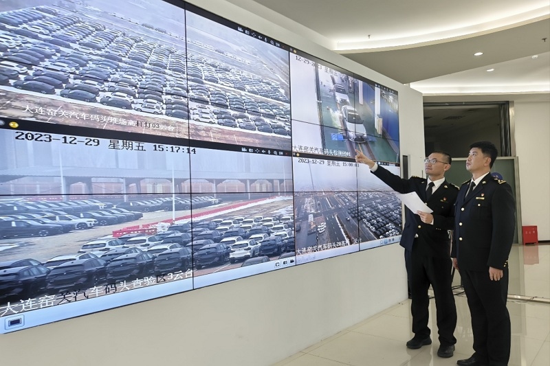 海關關員視頻巡查出口汽車場地。李進攝