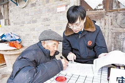  圖③：當事人簽署調(diào)解協(xié)議。