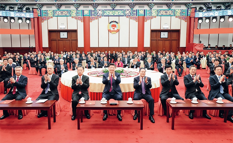 2023年12月29日，全國(guó)政協(xié)在北京舉行新年茶話會(huì)。黨和國(guó)家領(lǐng)導(dǎo)人習(xí)近平、李強(qiáng)、趙樂際、王滬寧、蔡奇、丁薛祥、李希、韓正出席茶話會(huì)并觀看演出。 新華社記者 鞠鵬/攝
