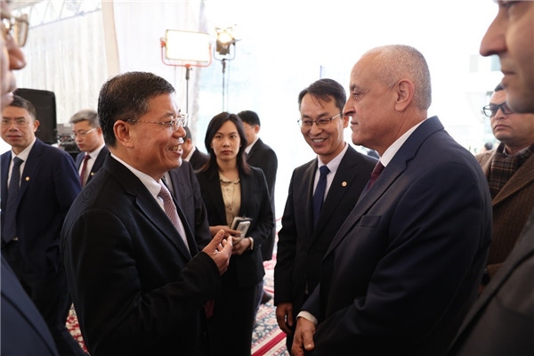 李永明同埃及住房部副部長會談交流。主辦方供圖
