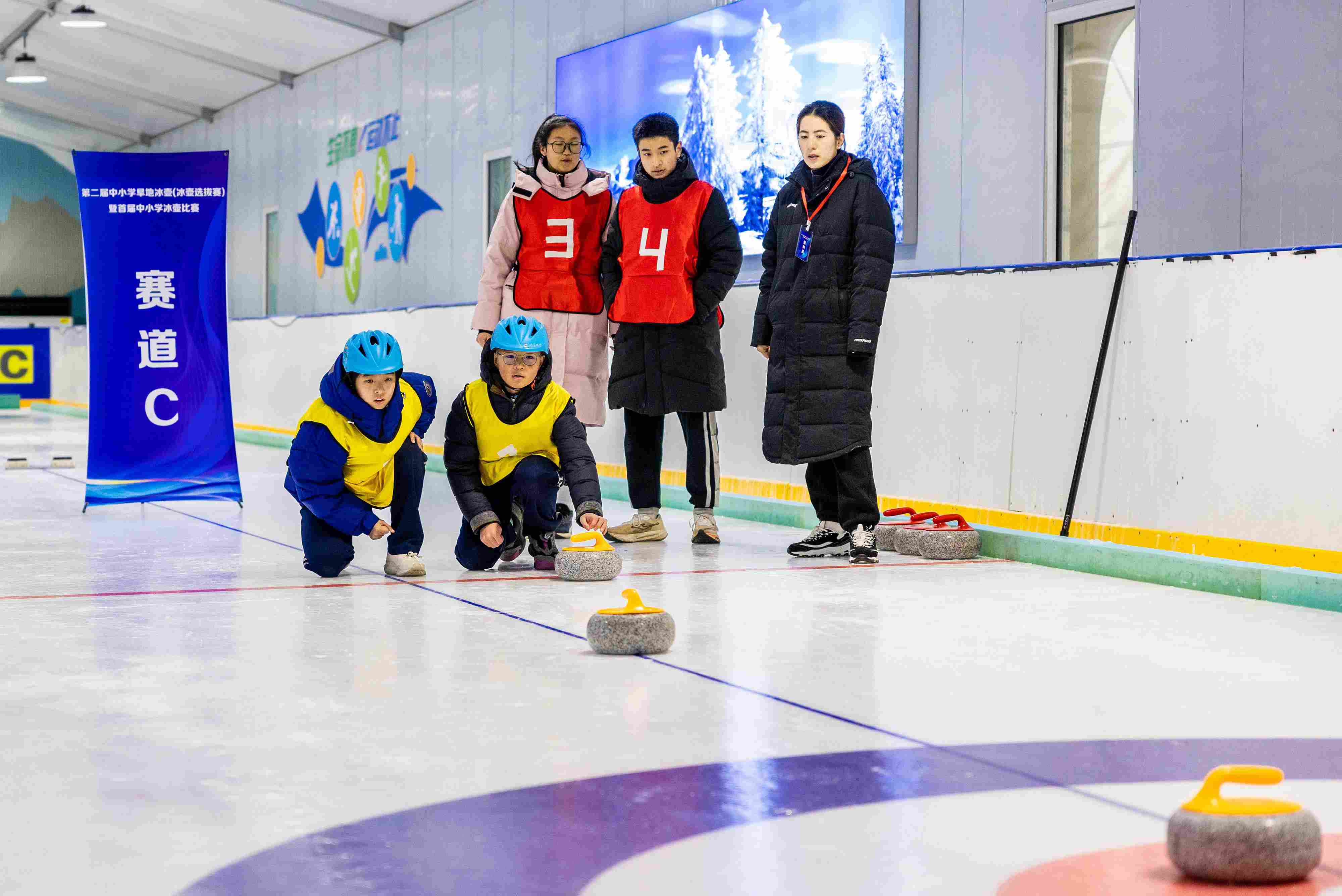 2023年12月10日，參賽選手在呼和浩特首屆中小學冰壺比賽中投擲冰壺。