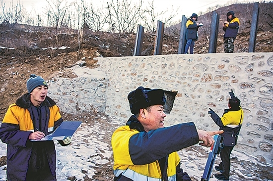 1月15日，門頭溝區(qū)妙峰山鎮(zhèn)，來(lái)自中國(guó)鐵路北京局的單秀松（左二）與同事正在鐵路線上進(jìn)行防洪隱患排查工作。