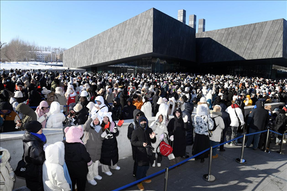 2024年1月15日，哈爾濱，侵華日軍第七三一部隊罪證陳列館門口排隊的游客整齊有序。