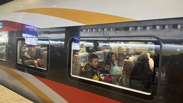旅客乘坐高鐵列車。中國(guó)鐵路北京局供圖