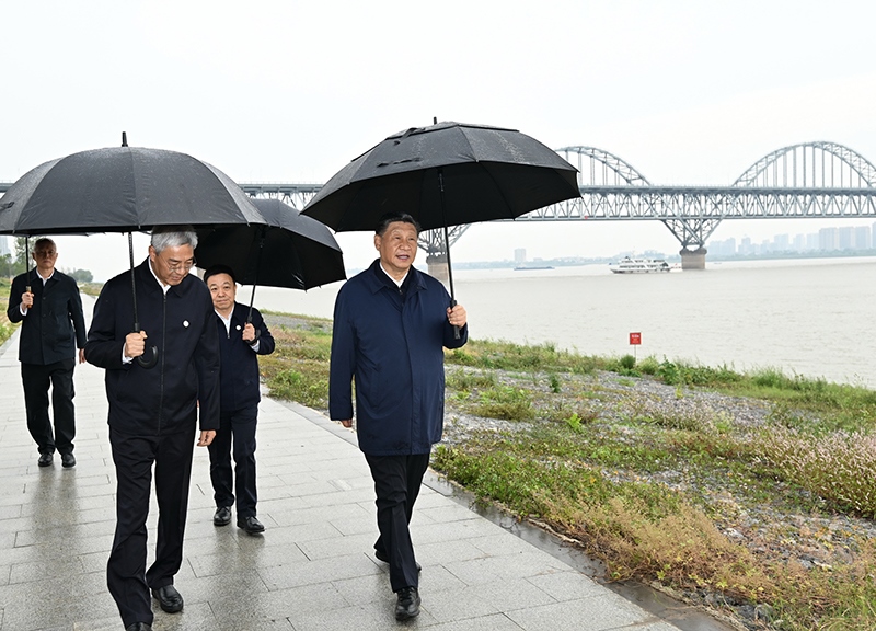 2023年10月10日，習(xí)近平總書記在江西省九江市長江國家文化公園九江城區(qū)段考察時(shí)，冒雨沿江堤步行察看沿岸風(fēng)貌。