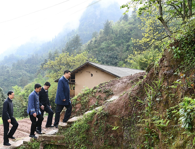 2019年4月15日，在重慶石柱土家族自治縣中益鄉(xiāng)華溪村，習(xí)近平總書記踏著濕滑的石階登上陡坡，前往貧困戶譚登周家看望。
