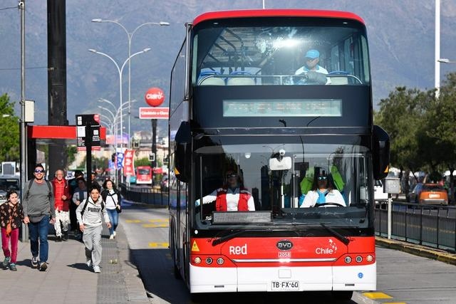 2023年10月31日，一輛由中國(guó)制造的新能源公交車行駛在智利首都圣地亞哥的主城區(qū)。新華社記者 辛悅衛(wèi)攝