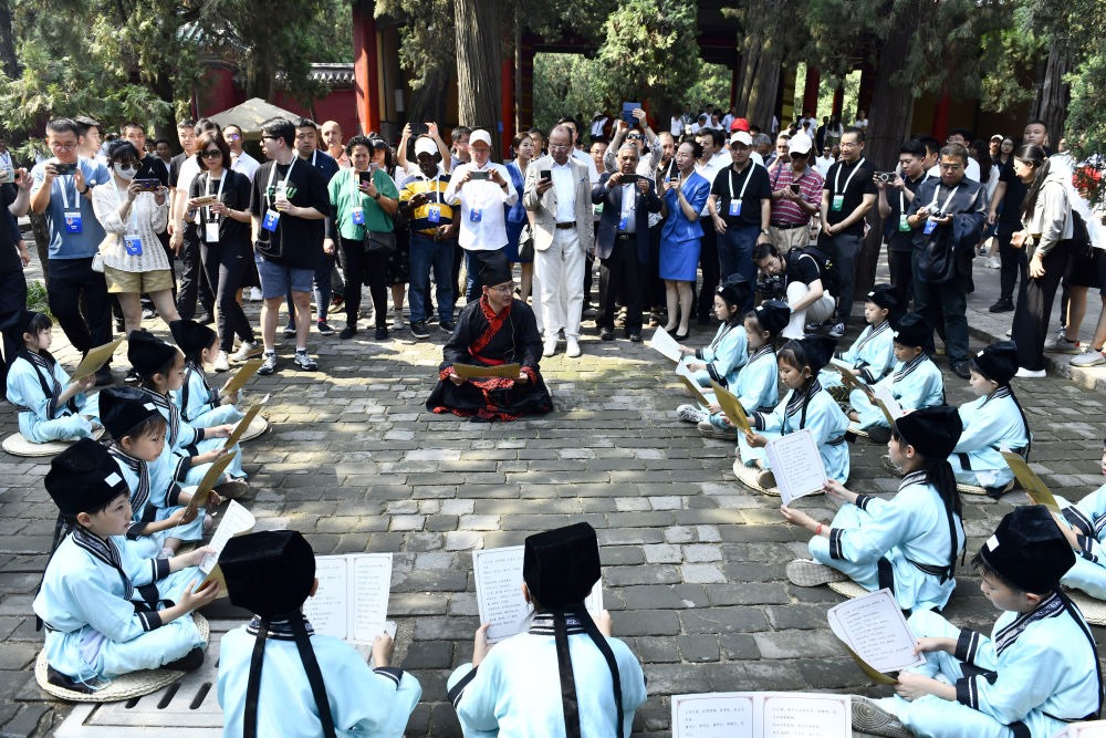 2023年6月27日，在曲阜孔廟，嘉賓和游客在聆聽孩子們誦讀《論語》。