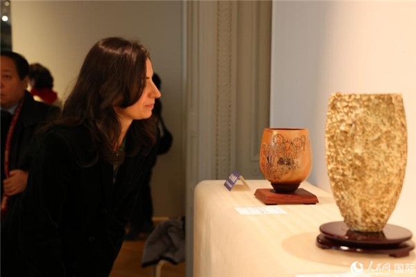 嘉賓和公眾參觀“絲路瓷行”——中國景德鎮(zhèn)陶瓷文化特展。人民網(wǎng)記者 尚凱元攝