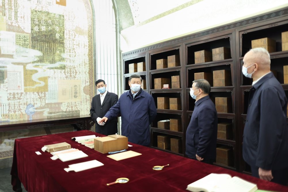 2023年6月1日下午，習(xí)近平在位于北京的中國(guó)國(guó)家版本館考察時(shí)，在蘭臺(tái)洞庫(kù)了解館藏精品版本保存情況。新華社記者 鞠鵬 攝