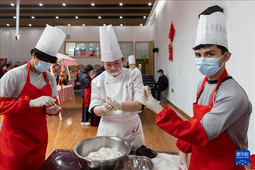 1月28日，在復旦大學第二附屬學校，美國馬斯卡廷中學學生展示自己制作的湯圓。 新華社記者 王翔 攝