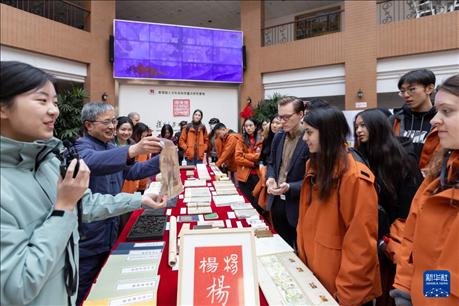 1月29日，在復旦大學，美國馬斯卡廷中學學生了解中國古籍裝幀與修復技術(shù)。 新華社記者 王翔 攝