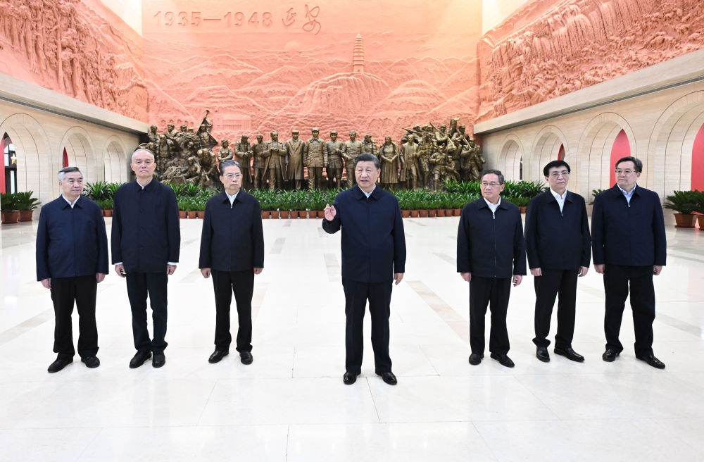 2022年10月27日，習(xí)近平在延安革命紀(jì)念館參觀《偉大歷程——中共中央在延安十三年歷史陳列》結(jié)束時(shí)發(fā)表重要講話。新華社記者 燕雁 攝