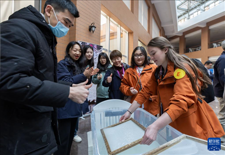 1月29日，在復旦大學，美國馬斯卡廷中學學生親身體驗古法制作紙張。 新華社記者 王翔 攝