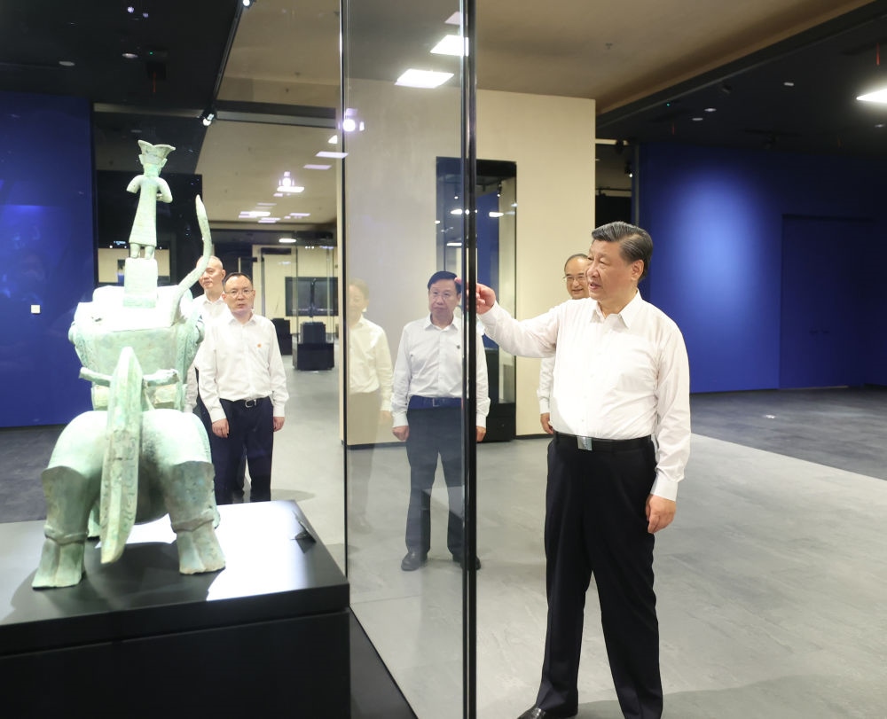 2023年7月26日下午，習(xí)近平在位于四川省德陽(yáng)市廣漢市的三星堆博物館新館參觀。新華社記者 鞠鵬 攝