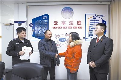  圖②：雙方當(dāng)事人達(dá)成調(diào)解協(xié)議，握手言和。