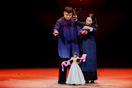 “何以中國·向海泉州”網(wǎng)絡(luò)主題活動(dòng)現(xiàn)場，蔡思雅和搭檔表演提線木偶戲。
