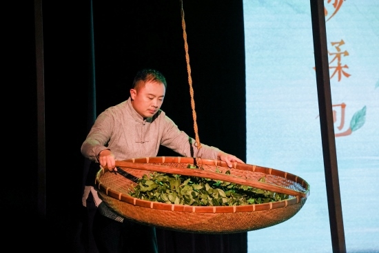 “何以中國·向海泉州”網(wǎng)絡(luò)主題活動(dòng)現(xiàn)場，魏嘉宏表演搖青。