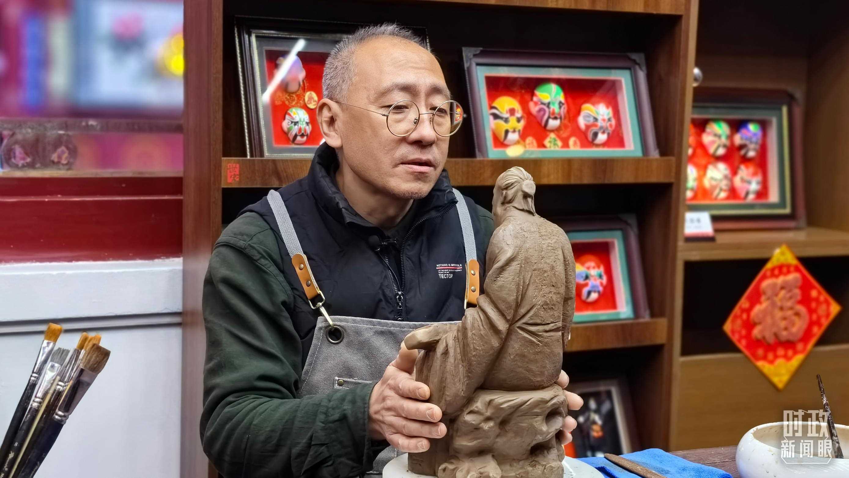 △“泥人張”的匠人正在雕塑。（總臺央視記者潘毅拍攝）