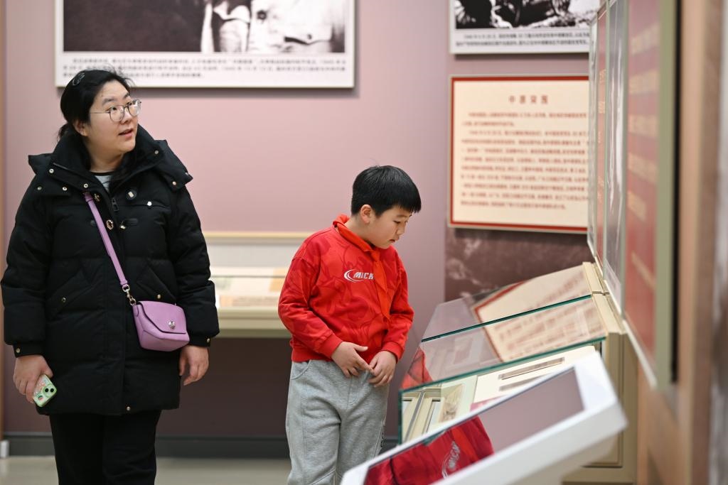 2024年1月28日，家長帶著孩子在平津戰(zhàn)役紀念館內(nèi)參觀。