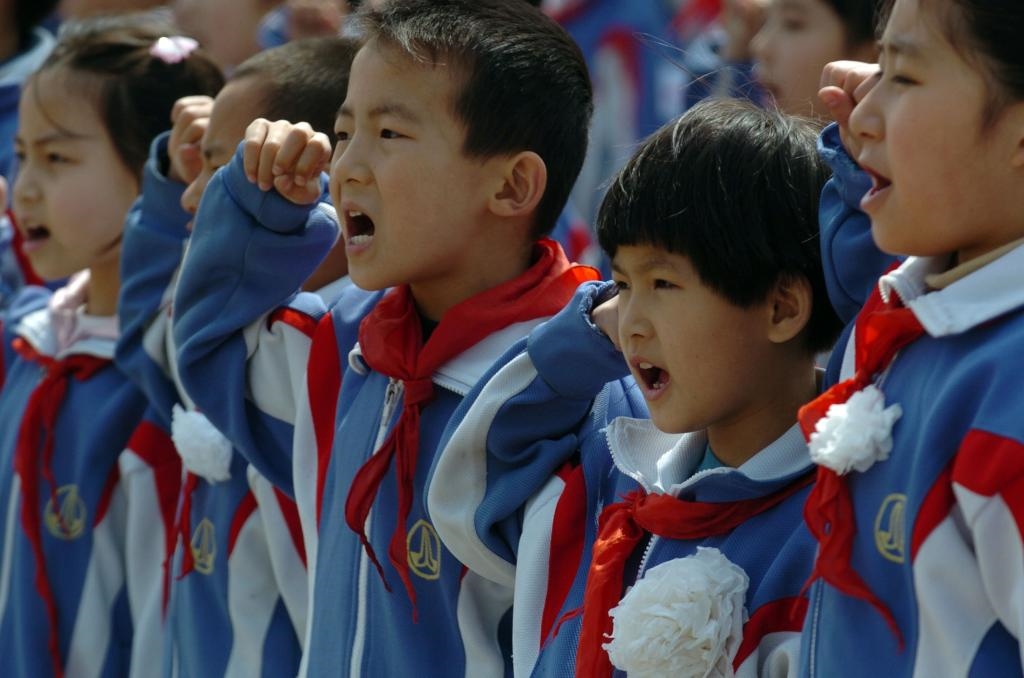 2006年4月5日，天津緣誠小學(xué)的同學(xué)們來到平津戰(zhàn)役紀念館祭奠英烈，表達對革命先烈的緬懷之情。