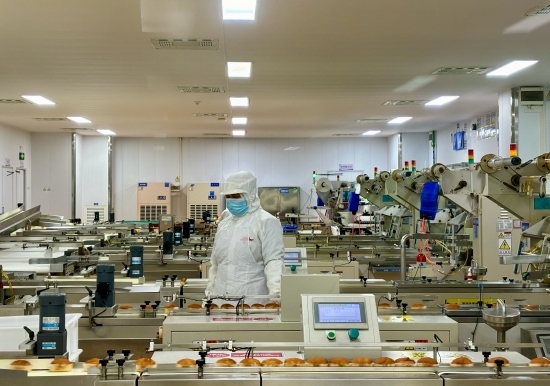 盼盼5G智慧工廠生產(chǎn)線正在進行產(chǎn)品質(zhì)檢。人民網(wǎng)記者 金慧慧攝