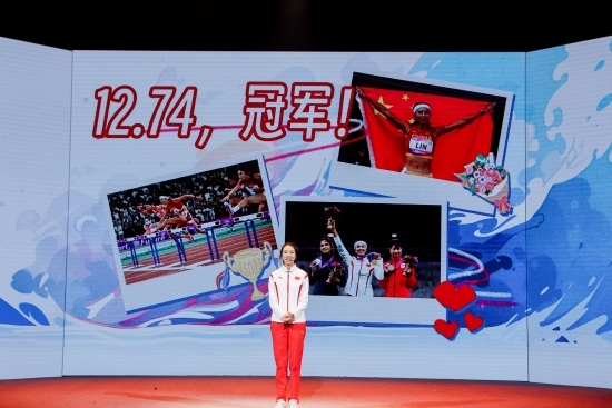 “何以中國·向海泉州”網(wǎng)絡(luò)主題活動現(xiàn)場，林雨薇講述奪冠經(jīng)歷。泉州廣播電視臺供圖