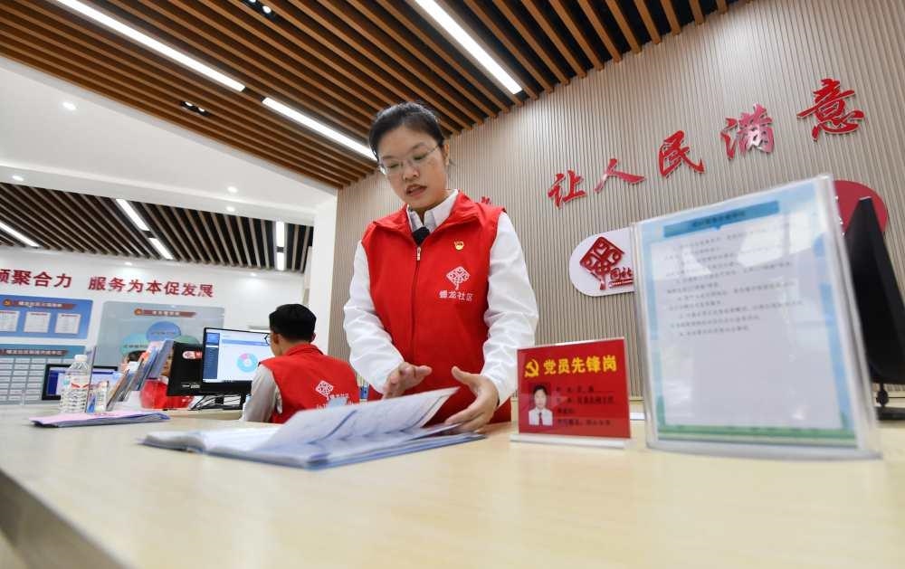 △2023年12月14日，廣西南寧市蟠龍社區(qū)，工作人員在為居民服務。