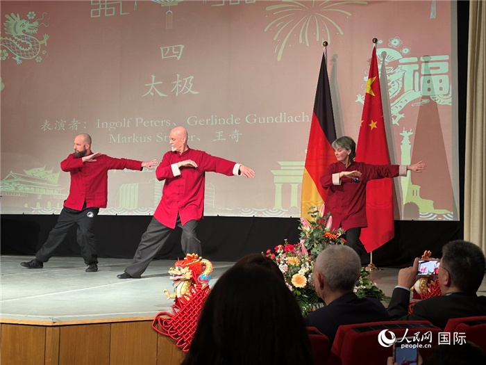 太極，表演者：Ingolf Peters、Gerlinde Gundlach、Markus Stüber