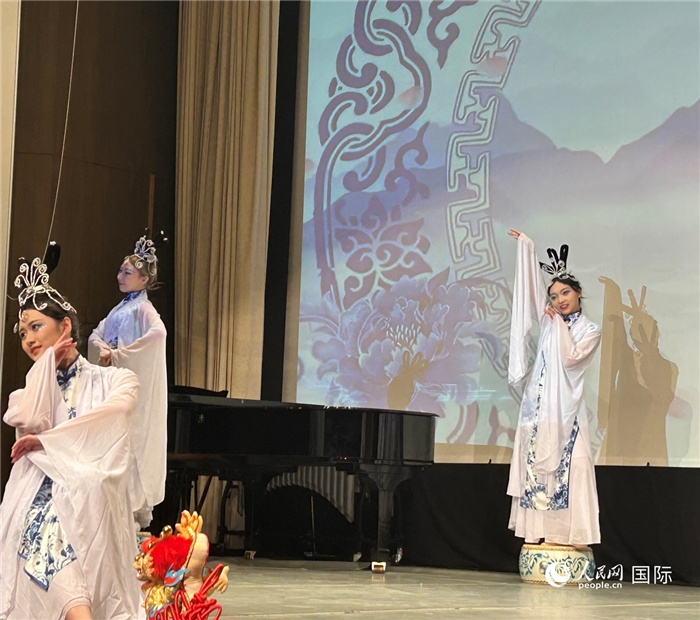 舞蹈《青花瓷》，表演者：德國(guó)中歐文化藝術(shù)交流協(xié)會(huì)