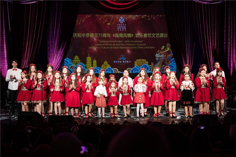 圖為羅小快板兒童合唱團(tuán)在演唱中文歌曲。 中國(guó)駐羅大使館文化處供圖。