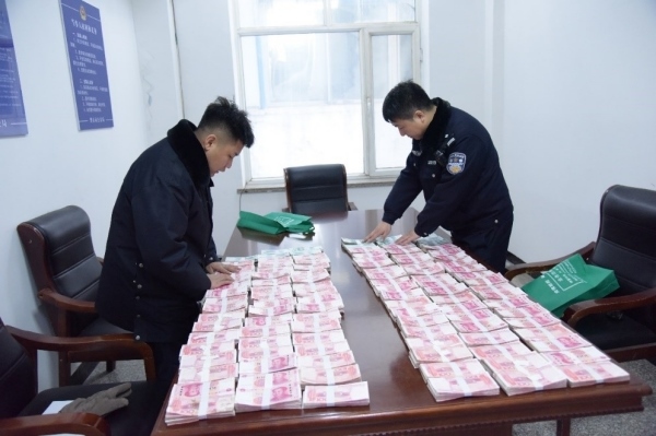 民警清點(diǎn)涉案資金。磐石市公安局供圖