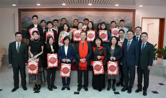 中國駐瑞典大使館崔愛民與留學(xué)生代表和華校負(fù)責(zé)人合影。 中國駐瑞典大使館供圖
