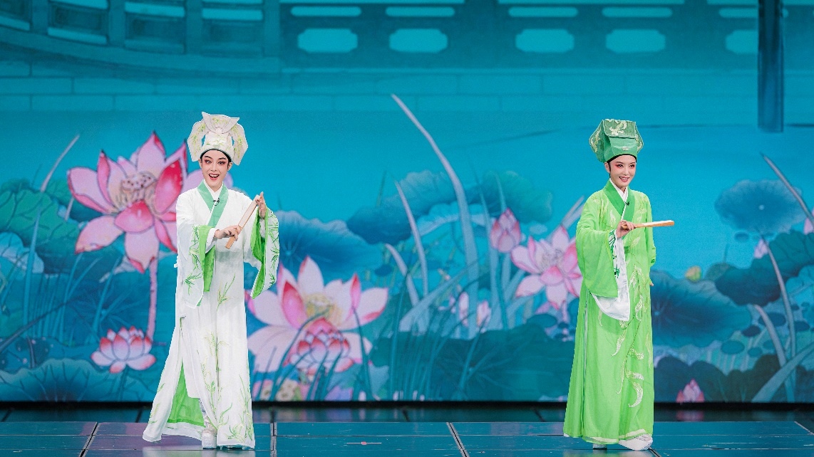 青年越劇演員陳麗君、李云霄彩排現(xiàn)場(chǎng)。主辦方供圖