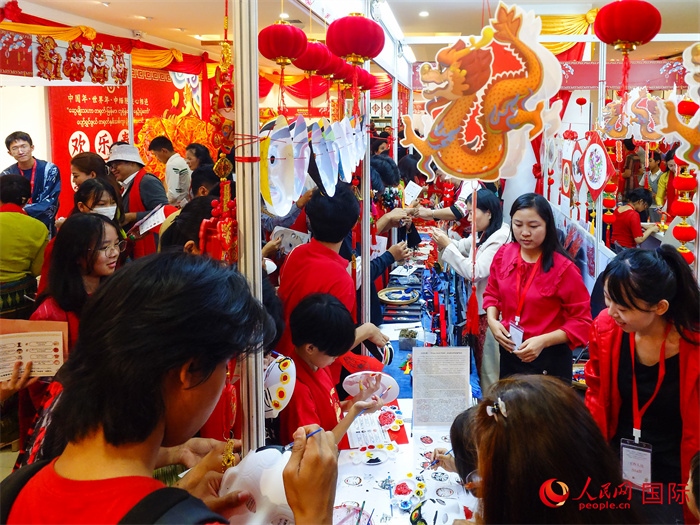 活動(dòng)現(xiàn)場(chǎng)氣氛熱烈。人民網(wǎng)記者 謝佳君攝