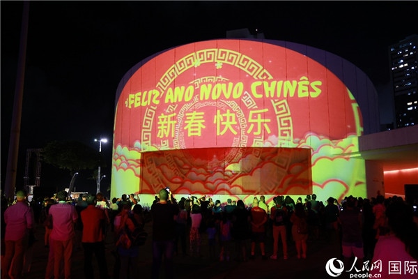 林度夫人公園內(nèi)劇院的外墻上投影出中國(guó)文化元素?zé)艄庑?。人民網(wǎng)記者 陳海琪攝