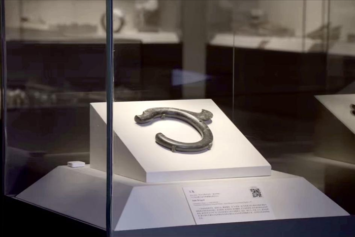 中國(guó)國(guó)家博物館內(nèi)展出的C形玉龍。
