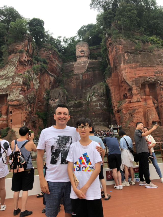 埃爾南多與兒子在廣東佛山。圖片由受訪者提供
