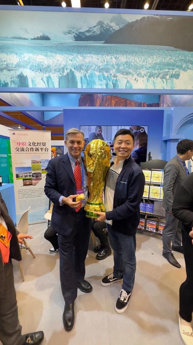 2022年，馬克西米與同事在上海。圖片由受訪者提供