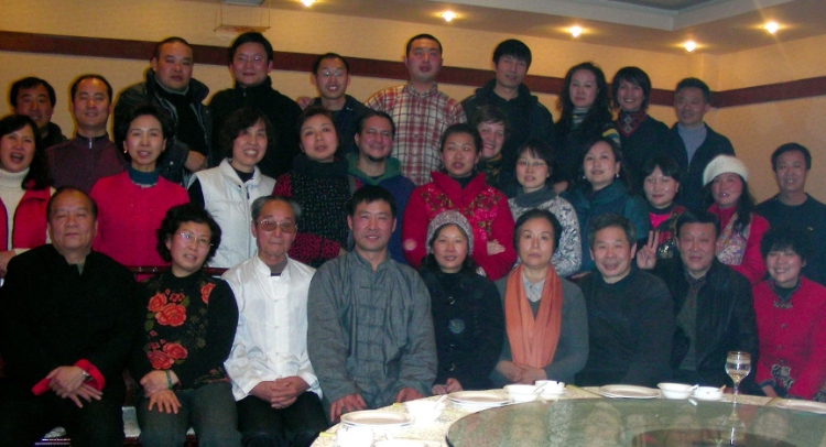 2018年，卡洛斯（二排中間）和武術(shù)學(xué)校的老師同學(xué)一起過春節(jié)。圖片由受訪者提供