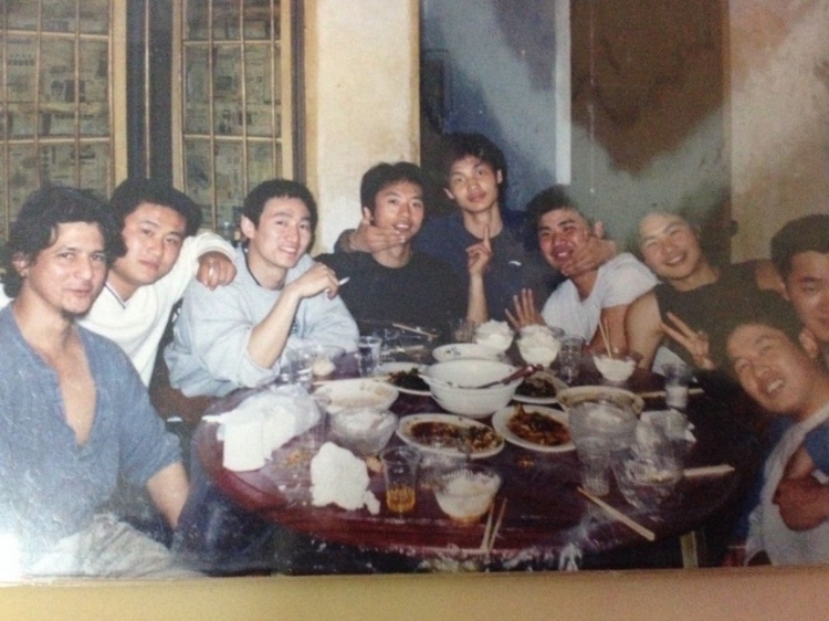 2007 年，卡洛斯·卡斯蒂略（左一）和他的中國朋友在武漢慶祝春節(jié)。圖片由受訪者提供