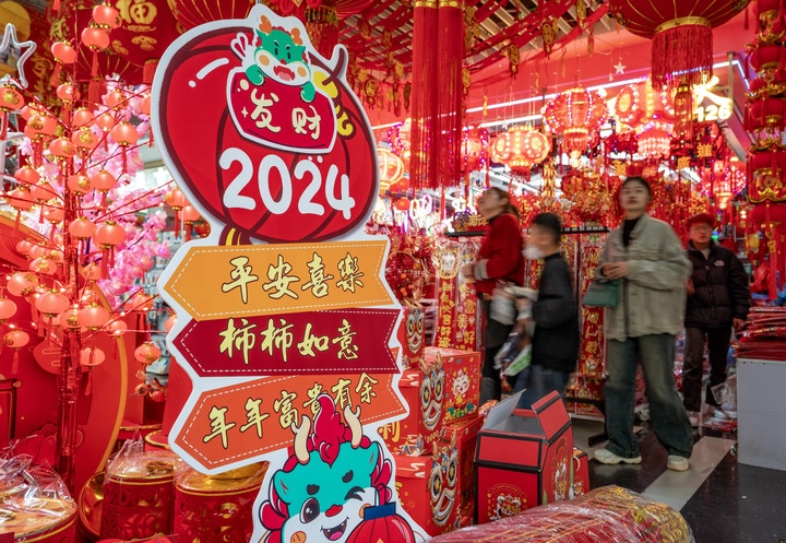 1月11日，顧客在昆明新螺螄灣國際商貿城選購節(jié)日飾品。新華社記者 陳欣波 攝