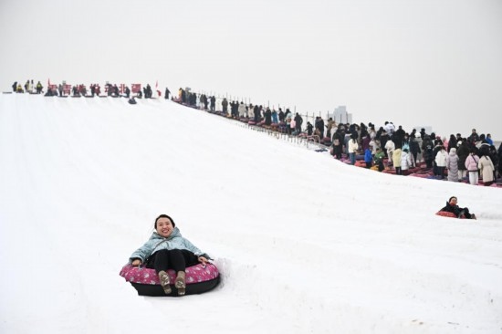 圖為1月18日，市民在內蒙古賽馬場滑雪圈。新華社記者 貝赫 攝