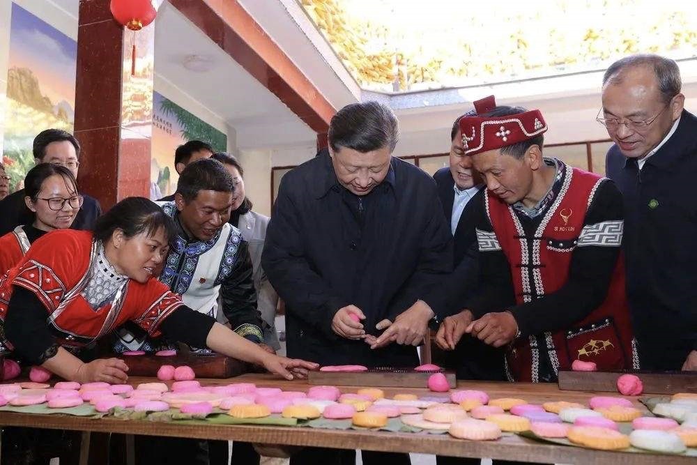 2020年1月19日，習(xí)近平總書記在云南省騰沖市清水鄉(xiāng)三家村中寨司莫拉佤族村，同村民李發(fā)順一家制作當(dāng)?shù)毓?jié)日傳統(tǒng)食品大米粑粑。新華社記者 鞠鵬 攝