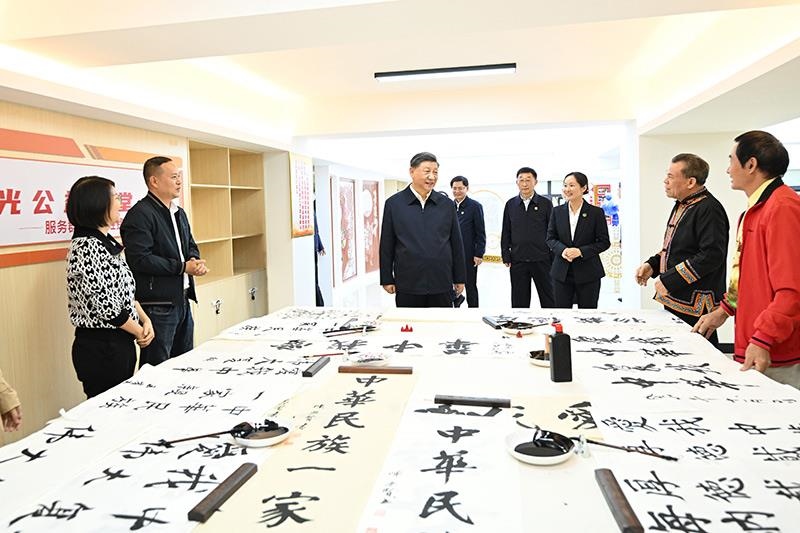 △2023年12月14日，習(xí)近平總書記在廣西南寧市良慶區(qū)蟠龍社區(qū)黨群服務(wù)中心文體活動室同社區(qū)居民親切交流。