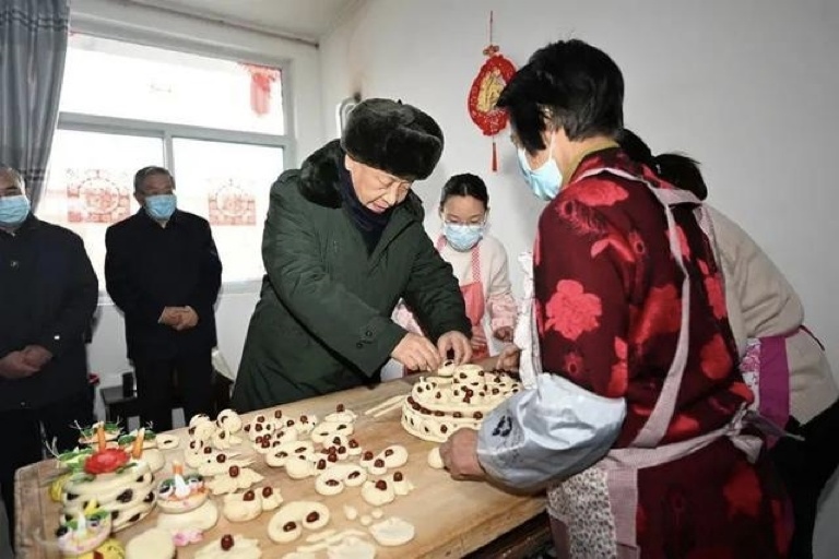 2022年1月26日，習(xí)近平總書記在山西省臨汾市霍州市師莊鄉(xiāng)馮南垣村，同師紅兵一家做年饃。新華社記者 李學(xué)仁 攝